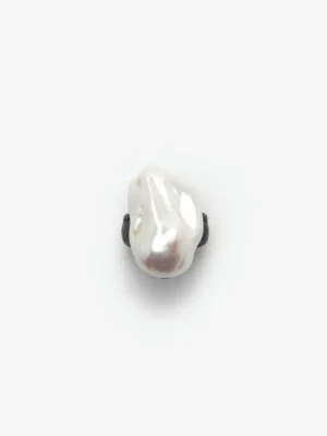 Monies Lune ring: baroque pearl, leather